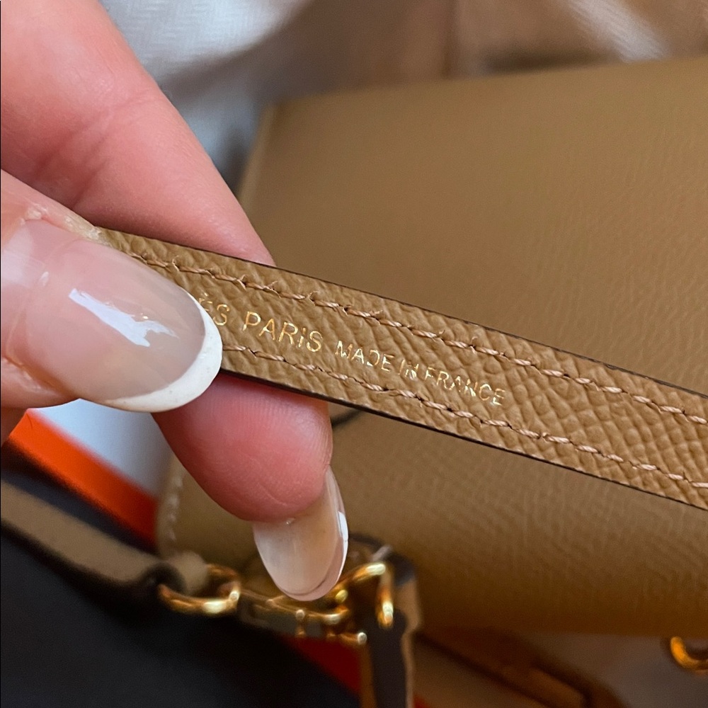 Elegant Tan Top-Handle Leather Bag with Gold Hardware - Picture 4 of 7